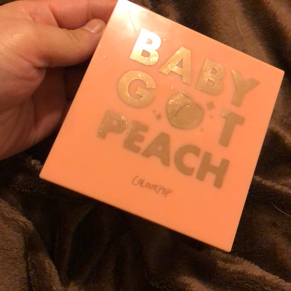 Baby got peach colourpop eyeshadow palette